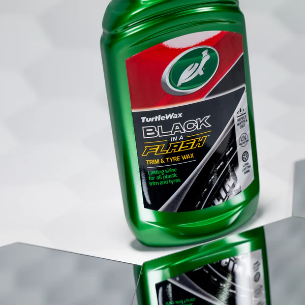 Turtle Wax Black in a Flash Soluție Restaurare Plastic și Anvelope 300ml